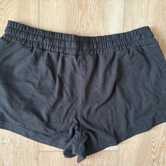 Vuori Black Halo Performance Shorts - Picture 5 of 5